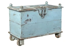 Truhe Vintage hellblau mit Rollen