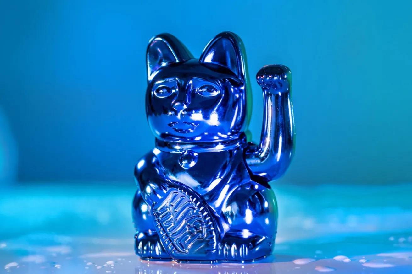 Winkekatze Lucky Cat Cosmic shiny blau