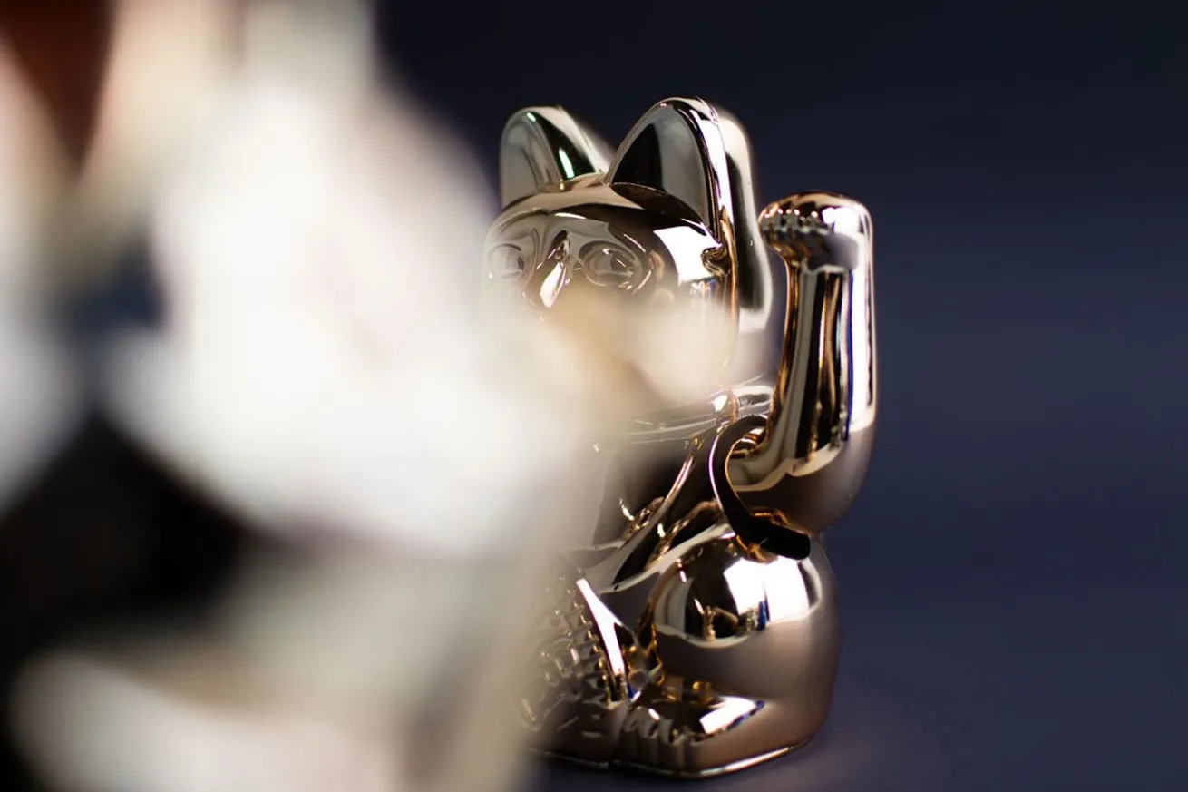 Winkekatze Lucky Cat Cosmic shiny platin